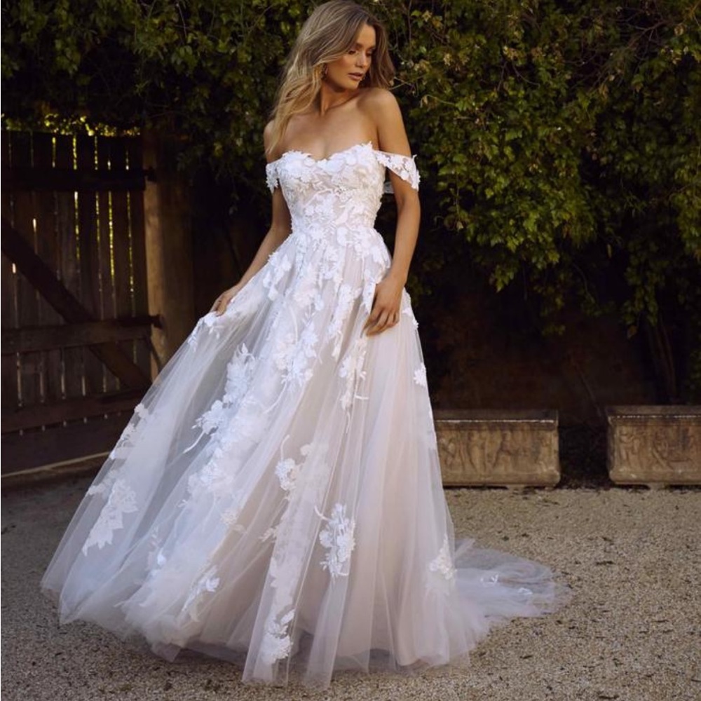 Madi Lane Elora Wedding Gown. Size 6. Like New.